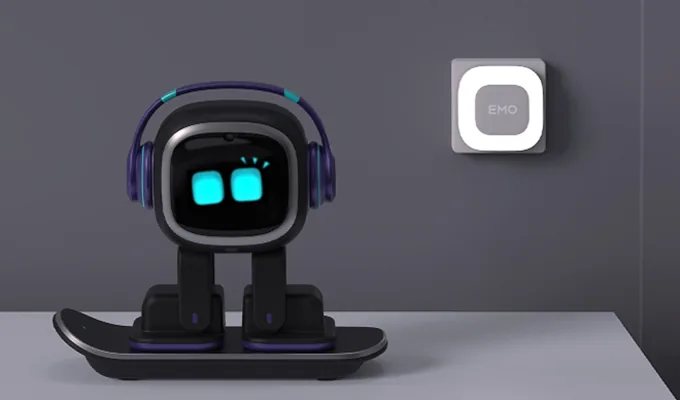 Le robot EMO sur son socle, devant une lampe connectée