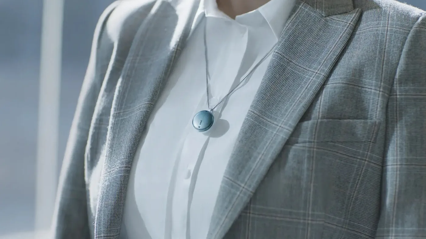 L'Omi porté en pendentif sur une veste
