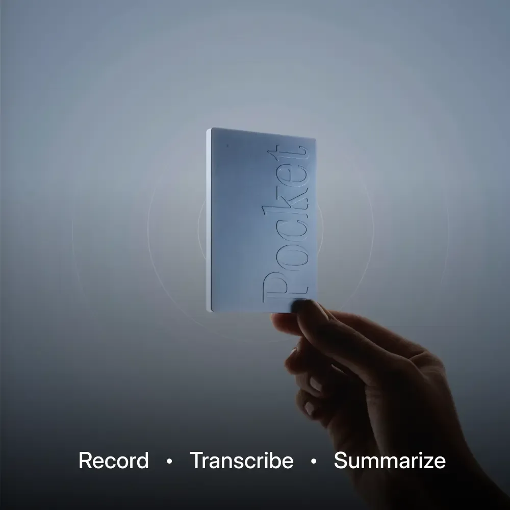 Le boîtier Pocket tenu à la main : enregistrer, transcrire, résumer