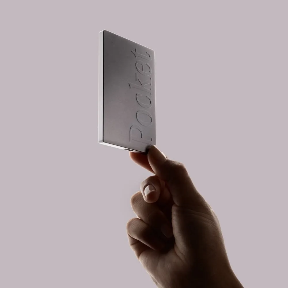 Le Pocket, format carte, tenu entre deux doigts
